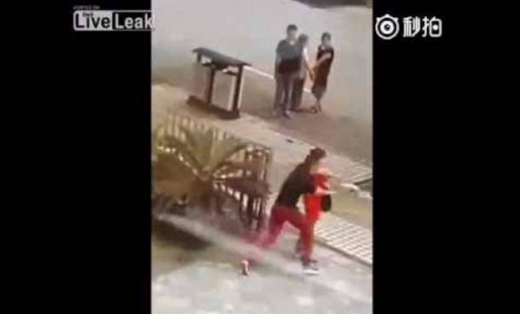 فتاة حاولت ذبح نفسها بساطور وسط الشارع .. فيديو