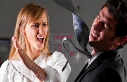 رجل يطالب زوجته بضربه ورفع صوتها عليه.. ويردد:"مراتى ماعندها كرامة"