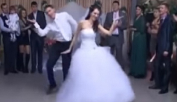 فيديو| رقصة ثنائية رائعة لعروسين في حفل زفافهما!