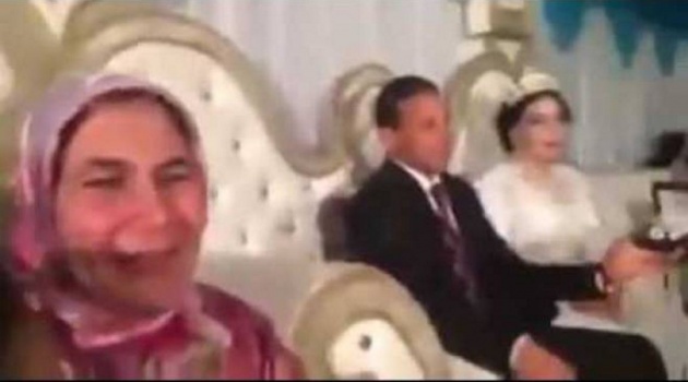 عروس تنهار بالبكاء بسبب مفاجأة غير متوقعة من اخيها في حفل زفافها