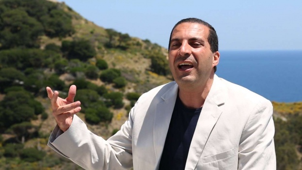 شاهد الصور المتداولة لـ"عمرو خالد" مع زوجته الجديدة وحقيقة الامر
