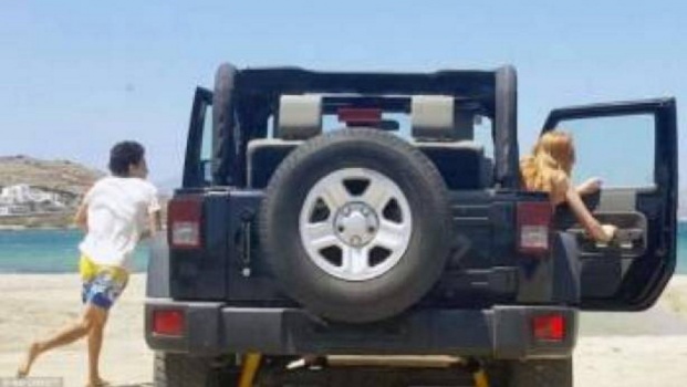 المليونير الروسي خطيب ليندزي لوهان يضربها ويعريها من ملابسها..بالفيديو