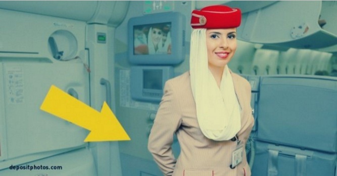 سر وضع المضيفات أيديهن وراء ظهورهن على متن الطائرة