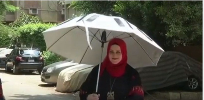 سعودي وفلسطينية يبتكران مظلة ذكية للحجيج مزودة بمروحة ومخارج لشحن الهواتف