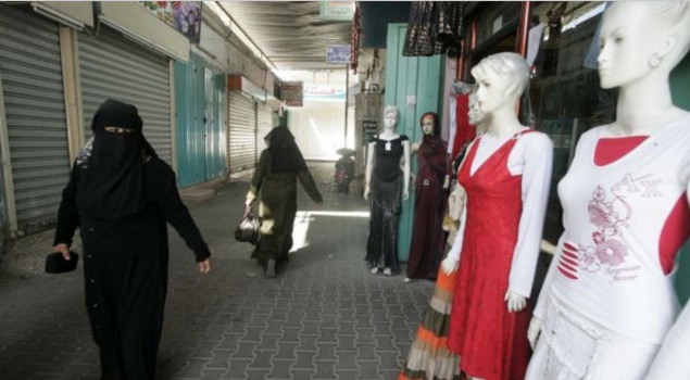 بالصور: تحذيرات من غرف الغيار النسائية بالاسواق بغزة