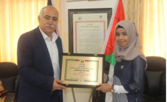طوق النجاة بين يدي ياسمين ,,, طالبة فلسطينية تصمم ملابس تساعدك بألا تغرق !
