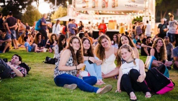 الاحتلال ينظم مهرجاناً للخمور على مقبرة إسلامية تاريخية في القدس !
