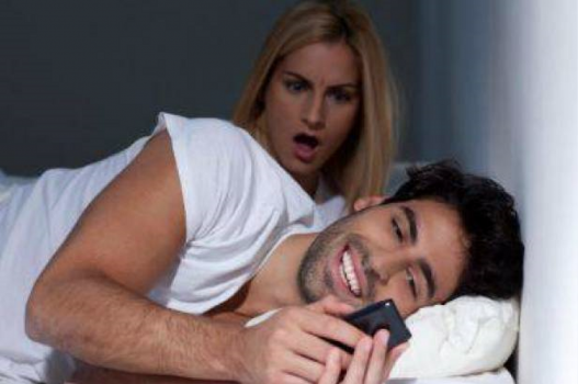 هكذا تكتشفين إن كان حبيبك يمحو محادثاته الخاصة