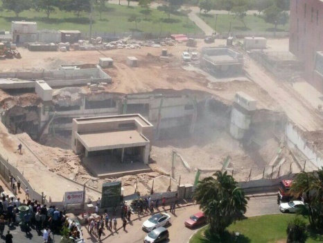 شاهد بالفيديو- عشرات الاصابات والمحتجزين تحت الانقاض في انهيار مبنى وسط تل أبيب