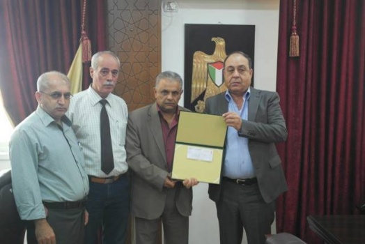 تسليم مكرمة رئاسية لإعادة إعمار منازل شهداء قباطية