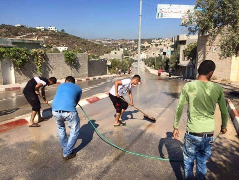 بالصور..يوم تطوعي لتنظيف مدخل قرية العرقة غرب جنين