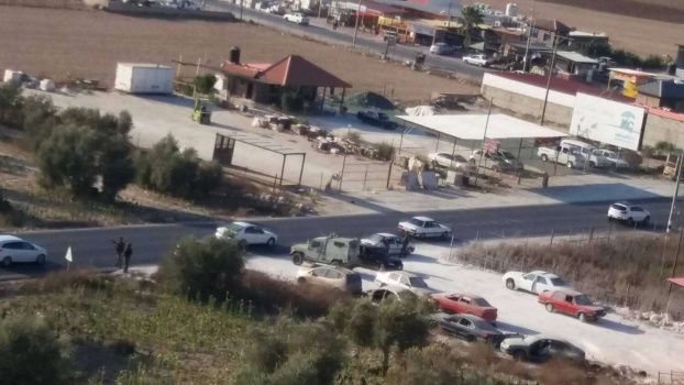 بالصور ..الاحتلال يعيق تحركات المواطنين جنوب جنين