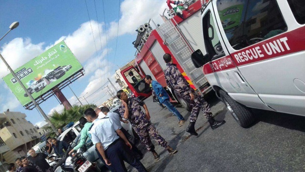 بالصور: اصابة شرطيان ومواطن بحادث سير في بيتونيا