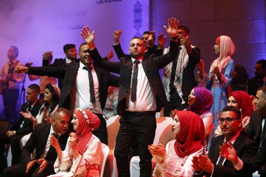 شاهد بالصور: عرس جماعي لمئة عريس وعروس في رام الله برعاية الرئيس