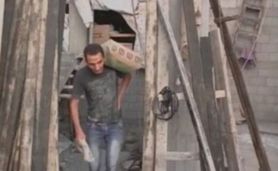 في غزة .. من عالم جنائي إلى عامل بناء
