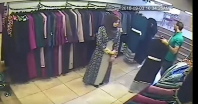 ثلاث نساء تناوبن على فعلٍ شنيع داخل أحد المتاجر!