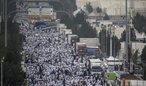 الحجاج يتوجهون إلى منى لرمي الجمرة الكبرى