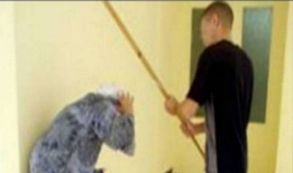 أبكى أمه من أجل أن يضحك زوجته.. ما حدث له مفاجئ!