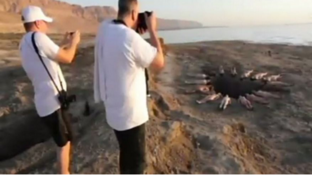 بالصور ... عُراة في المكان الأكثر انخفاضا في العالم