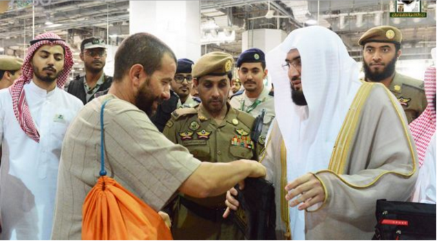حجاج بيت الله الحرم يؤدون طواف الوداع