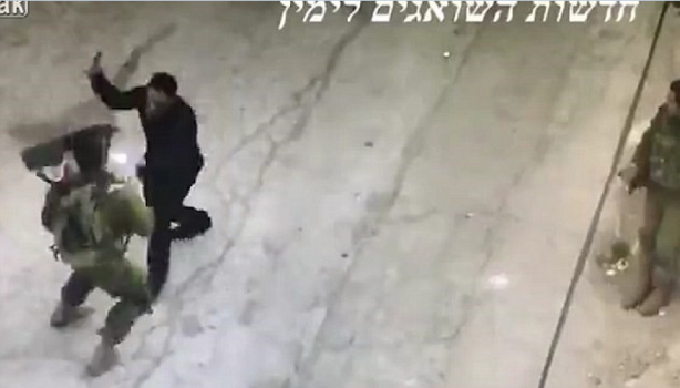 شاهد كيف انقض جنود إسرائيليون على فلسطيني وأعدموه
