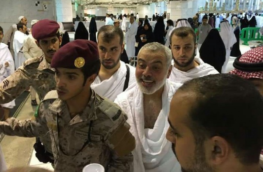 لماذا تفاجأ إسماعيل هنية أثناء السعي بين الصفا والمروة..ومن وجد أمامه؟