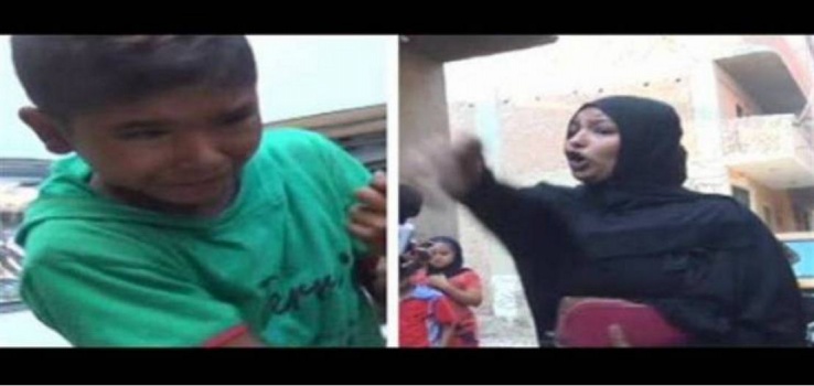 فيديو مروع لأم تحاول خنق طفلها وتقول للمذيعة 'خديه ربيه انتي'