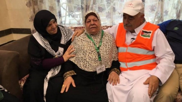 الحج يجمع عائلة فلسطينية بعد فراق دام 17 عاماً