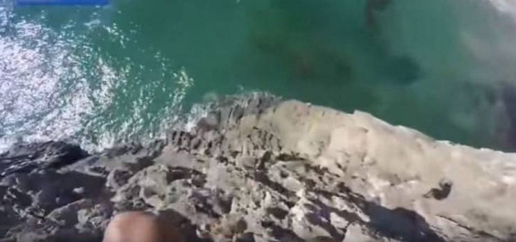 فيديو|شاب يصطدم بالصخور بعد قفزة مروعة!