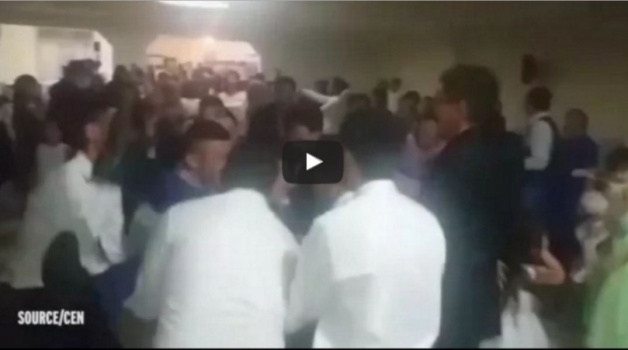بالفيديو.. مفاجأة غير متوقعة ومحرجة لعريس من أصدقائه!!