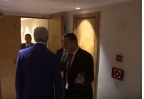 حارس السيسي لكيري: هل لديك هاتف بكاميرا؟