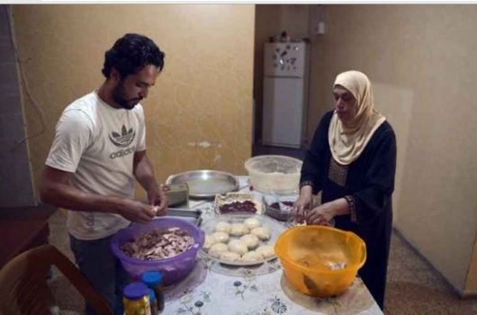 لاجئة فلسطينية من سوريا تواجه "الفقر" بطهي الأطباق "الشامية" لموائد "الغزيين"