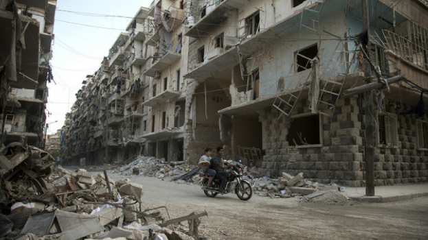 قصف جوي كثيف على حلب ومعارك عنيفة على أطرافها