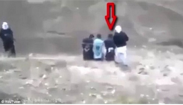 بالفيديو .. رهينة يخطف السلاح من "داعشي" قبل إعدامه!