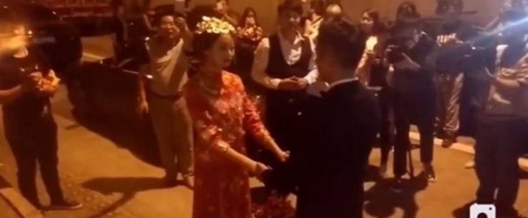 فيديو| عروسان يقيمان حفل زفافهما داخل نفق .. والسبب!