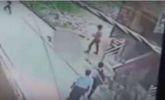 فيديو مروع: فتاة تتعرض للطعن 22 مرة في الشارع.. لن تصدقوا من الفاعل