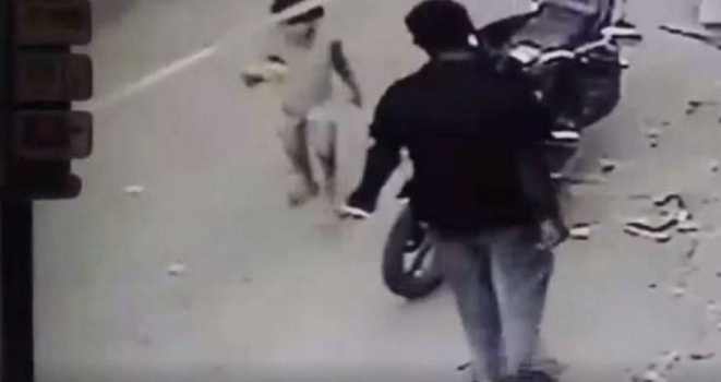 فيديو| شابٌ يغتصب طفلة في الشارع!