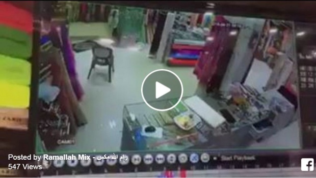 بالفيديو: لحظة حدوث انفجار وسط الخليل اوقع عدة اصابات
