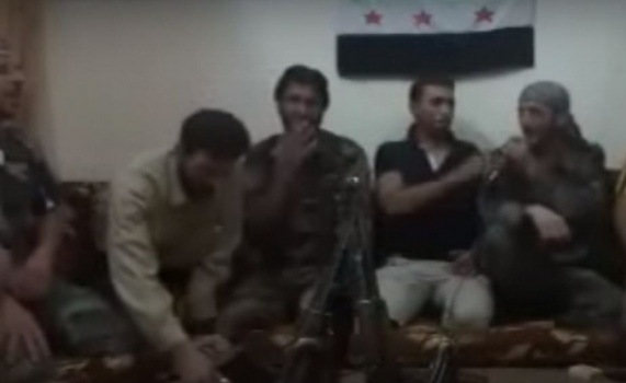 شاهد سيلفي يتسبب بانفجار حزام ناسف يودي بحياة مقاتلين سوريين !