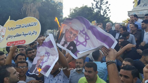 بالصور: انصار دحلان ينظمون مسيرة مناوئة للرئيس محمود عباس في غزة