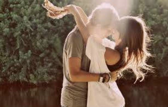 هذا ما يقصده الرجل من خلال طريقة احتضانه لكِ!