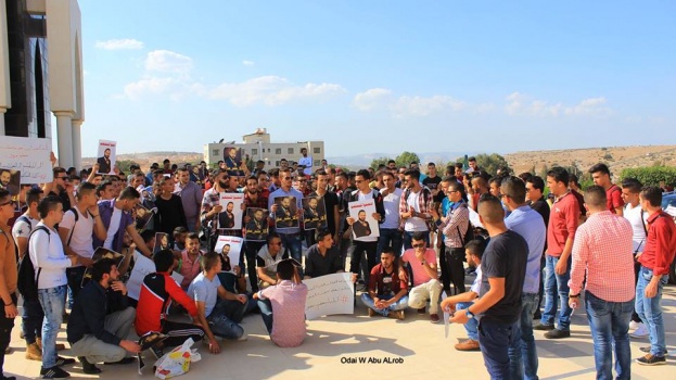 بالصور..طلبة الأمريكية في جنين يحتجون على فصل إدارة الجامعة لمحاضر سمح لطالب بالغناء