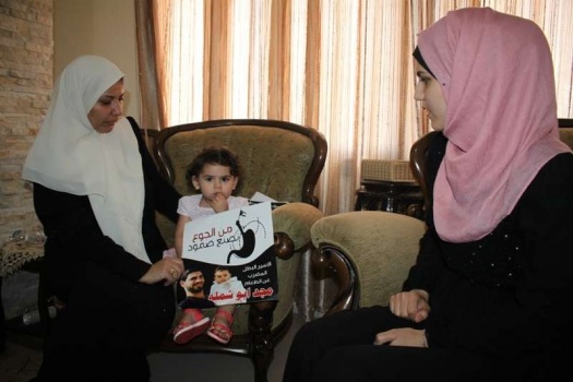 زوجة الأسير أبو شملة: بأي حق يحرمون طفلتي ابنة العام ونصف من احتضان والدها؟