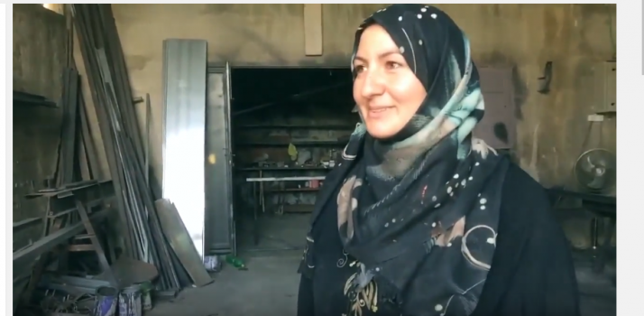 فيديو: السيدة "رنيم الصفدي" أم سيف أول فلسطينية تعمل في مهنة الحدادة!