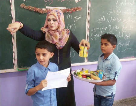 "منى" معلمة من غزة تنافس على جائزة "نوبل للتعليم"