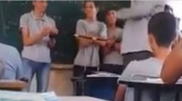 تعليم غزة توقف معلم عن العمل بعد ظهوره بفيديو يضرب فيه الطلبة بالبربيش (فيديو)