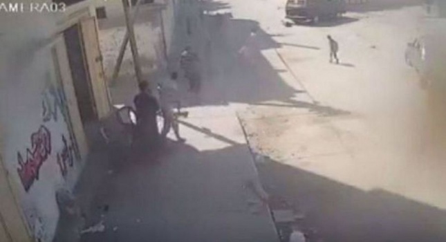 شاهد بالفيديو: كيف نجا طفل دهسته حافلة روضة بغزة بعد إنزاله ؟