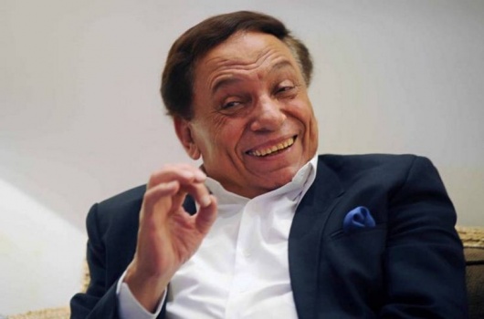 فيديو| عادل إمام يحرج مذيع على الهواء مباشرة بسؤال عن زوجته..