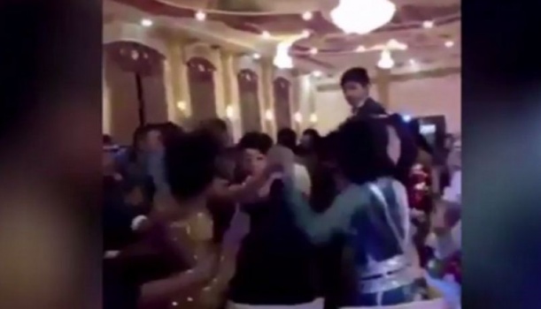 شاهد..حفل زفاف يتحّول الى عراك بالسكاكين بسبب امرأة!