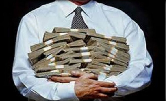 القبض على نصاب .. انتحل شخصية 'مدير' واحتال بمبلغ 350 ألف دولار !